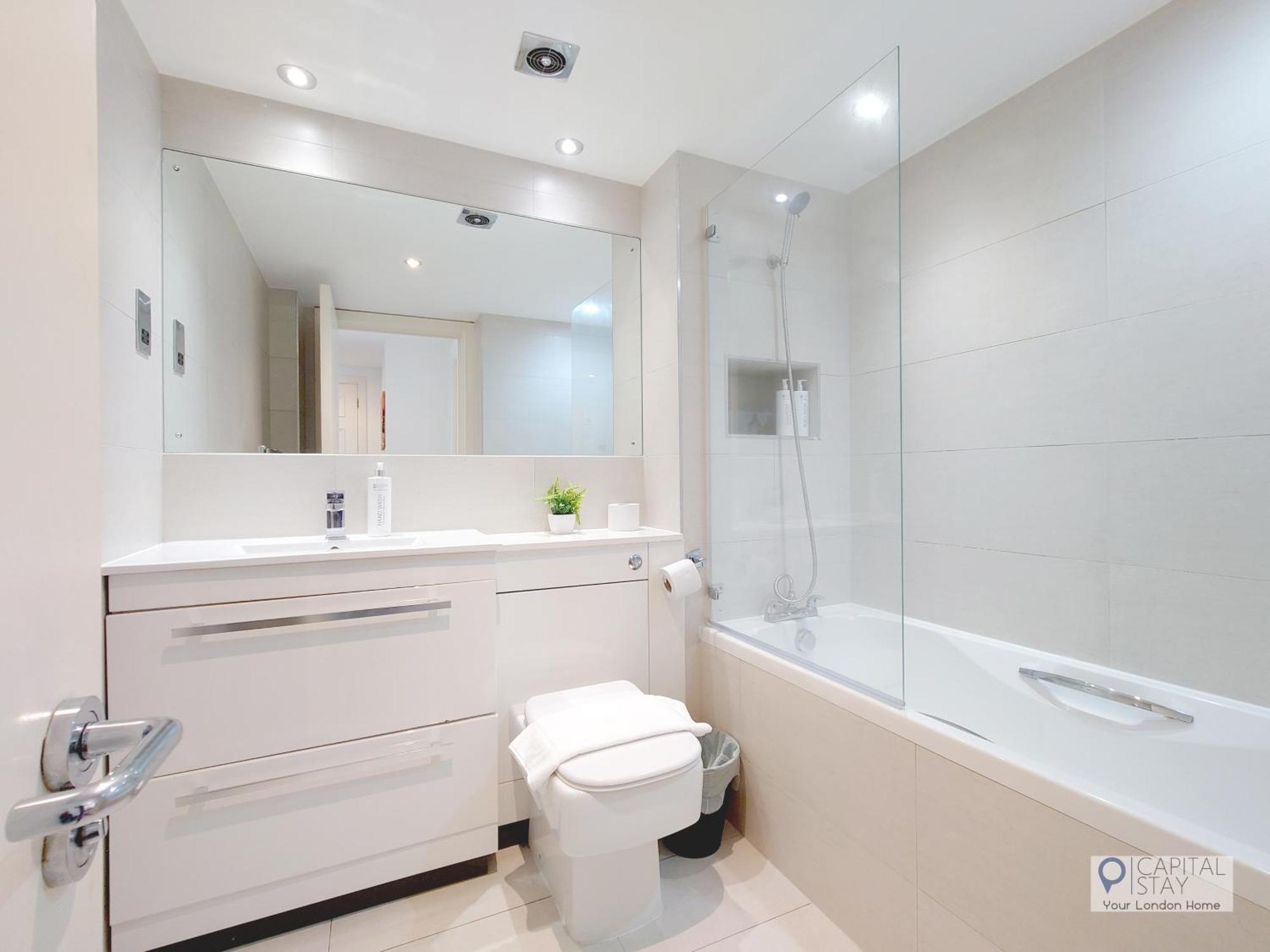 Deluxe Serviced Two Bed * London